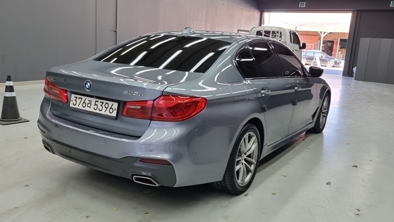 BMW 5-Series 2017 thumb 2