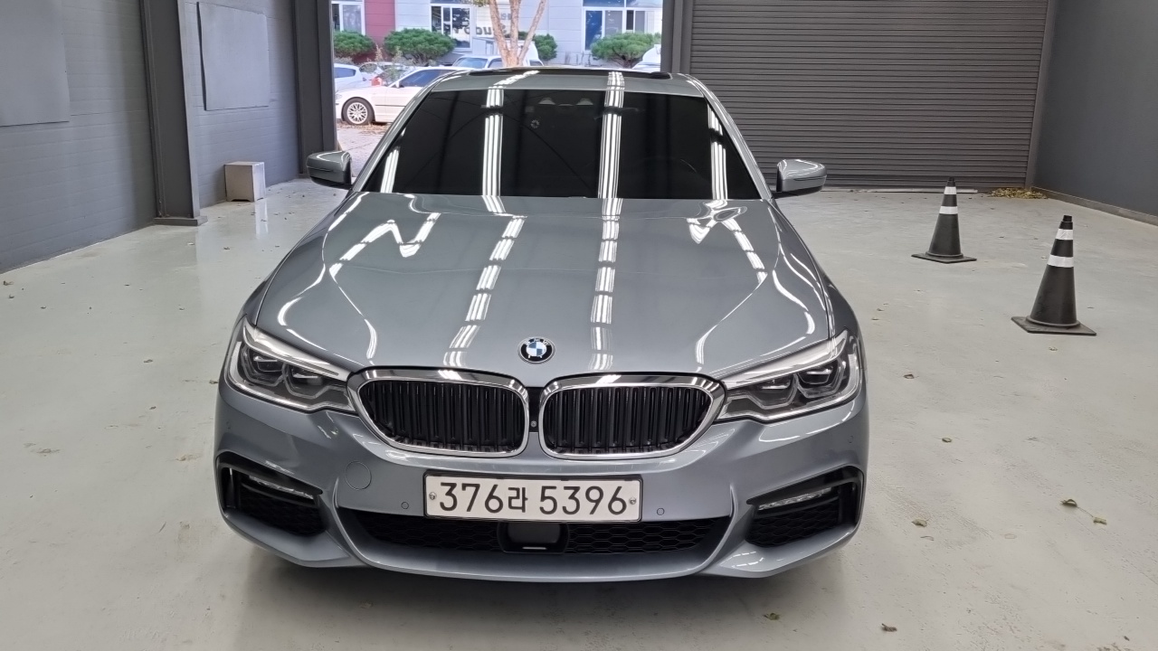 BMW 5-Series 2017 thumb 3