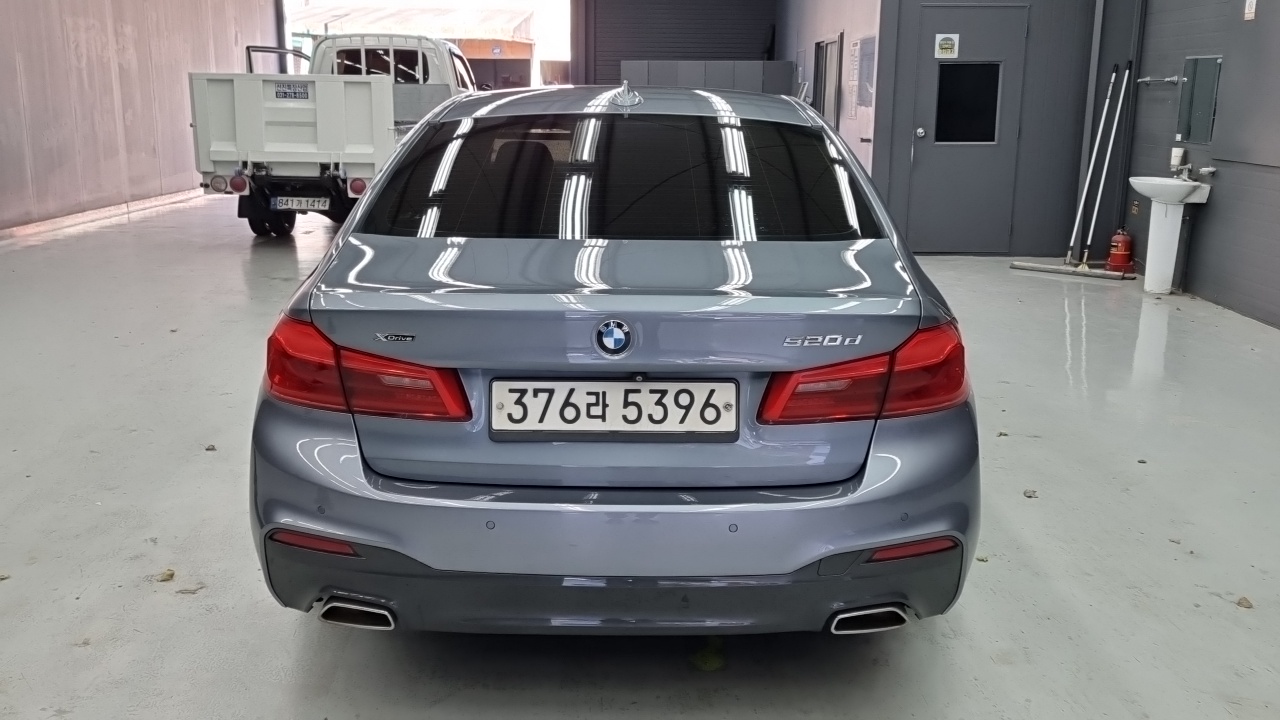 BMW 5-Series 2017 thumb 4