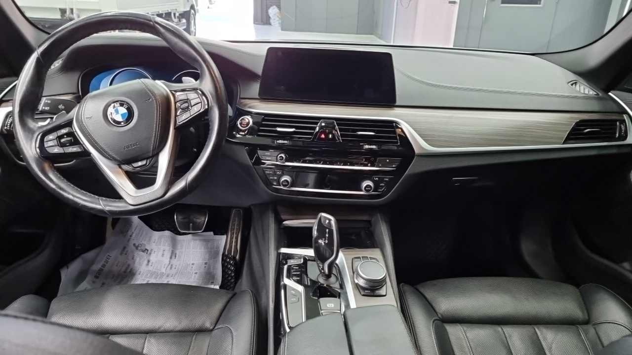 BMW 5-Series 2017 thumb 7