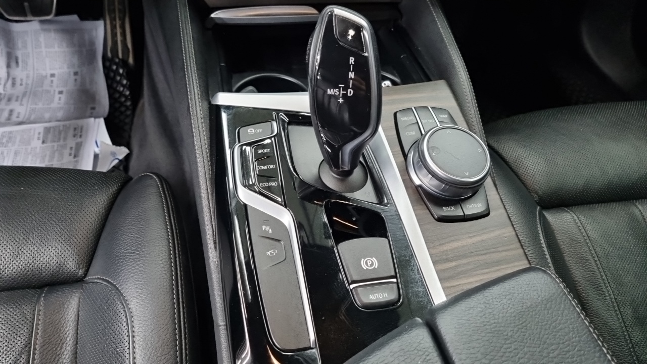 BMW 5-Series 2017 thumb 9