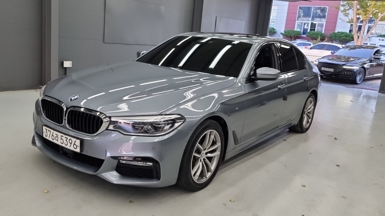 BMW 5-Series 2017 thumb 12