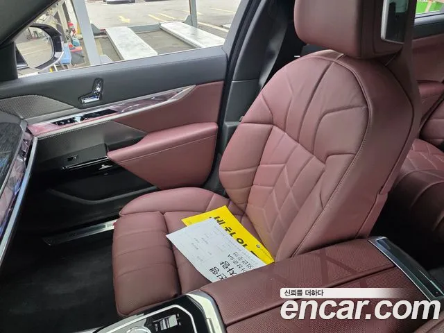 BMW 7-Series 2024 thumb 9