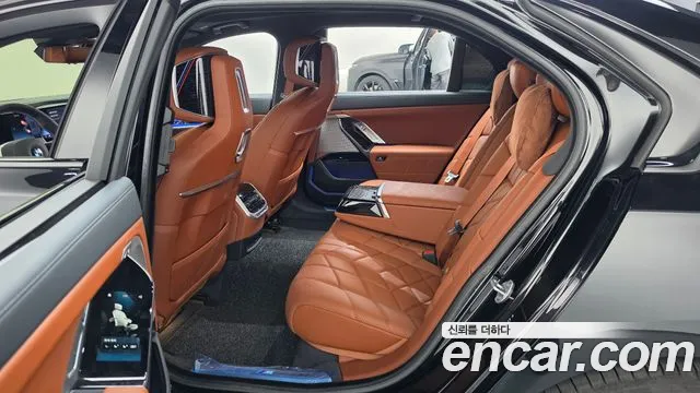 BMW 7-Series 2025 thumb 11