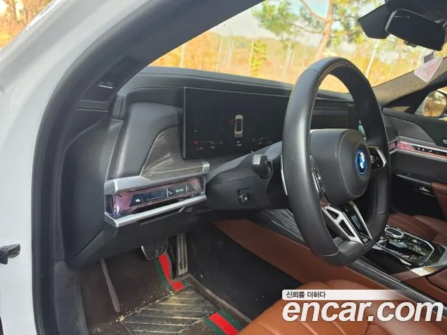 BMW i7 2023 thumb 7