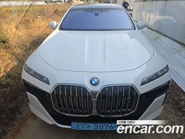 BMW i7 2023 thumb 12