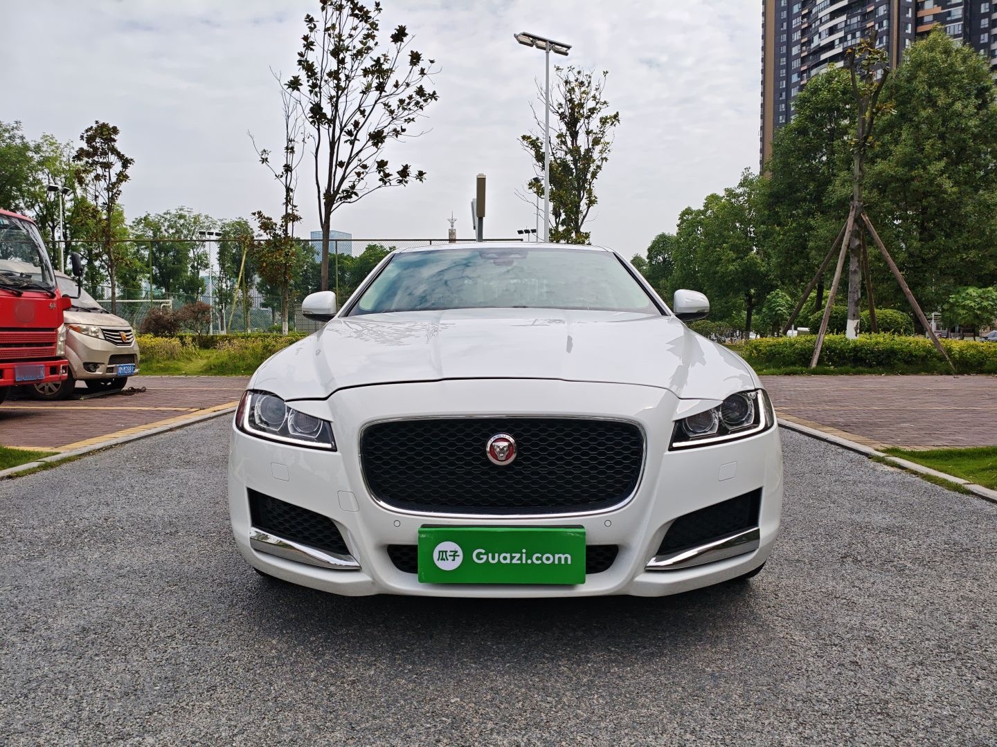 Jaguar XF 2019 thumb 2