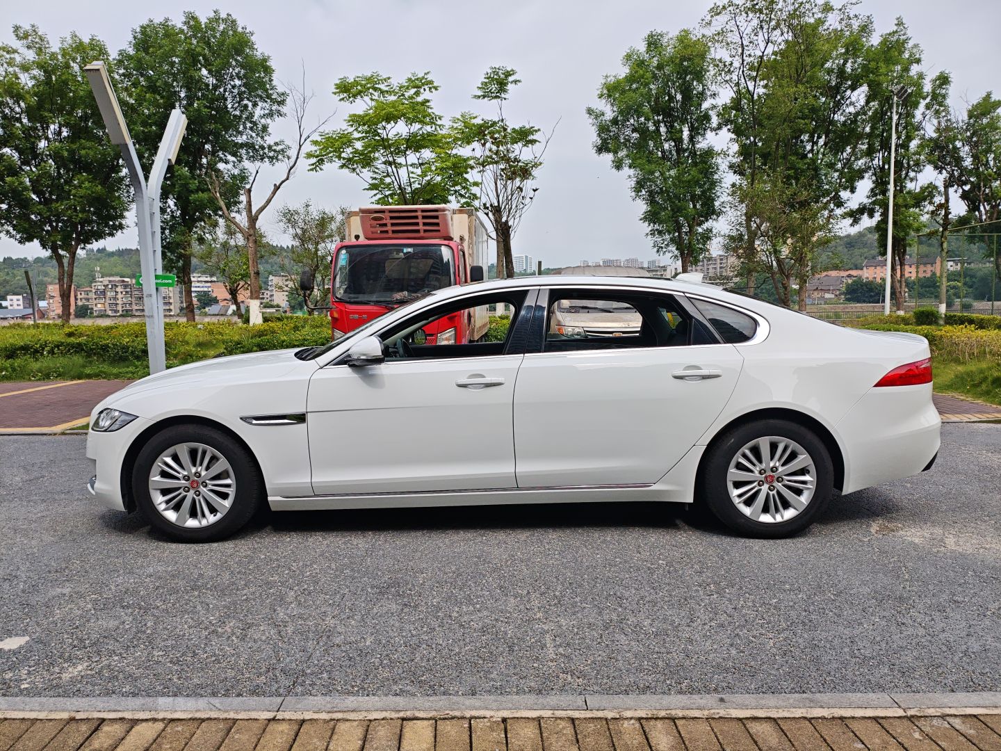 Jaguar XF 2019 thumb 4