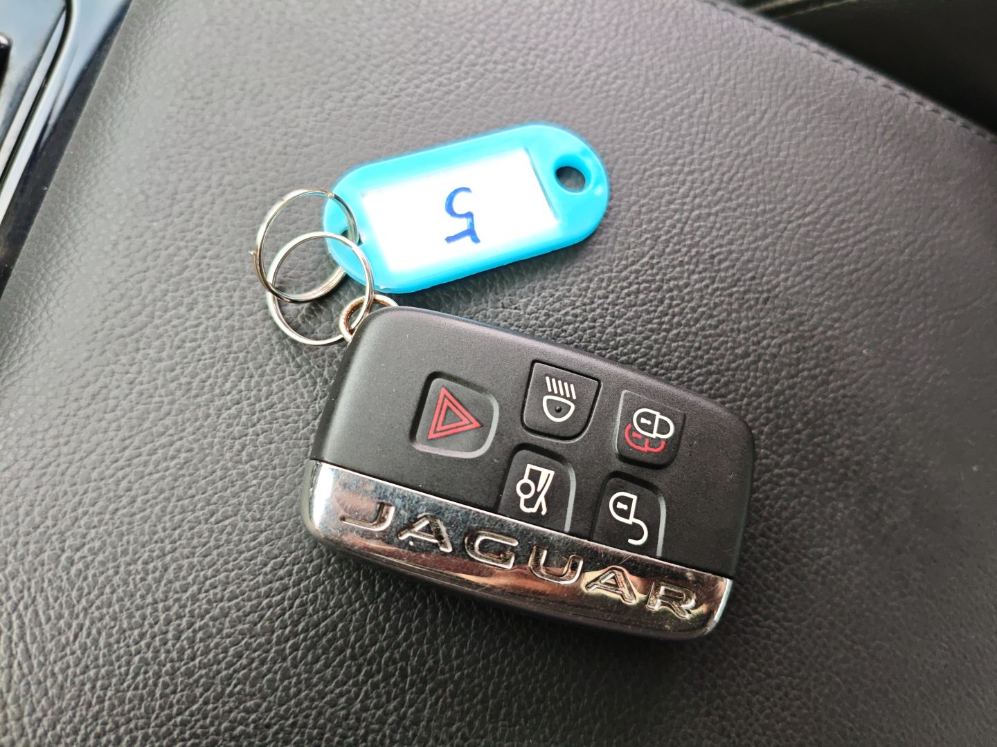 Jaguar XF 2019 thumb 12
