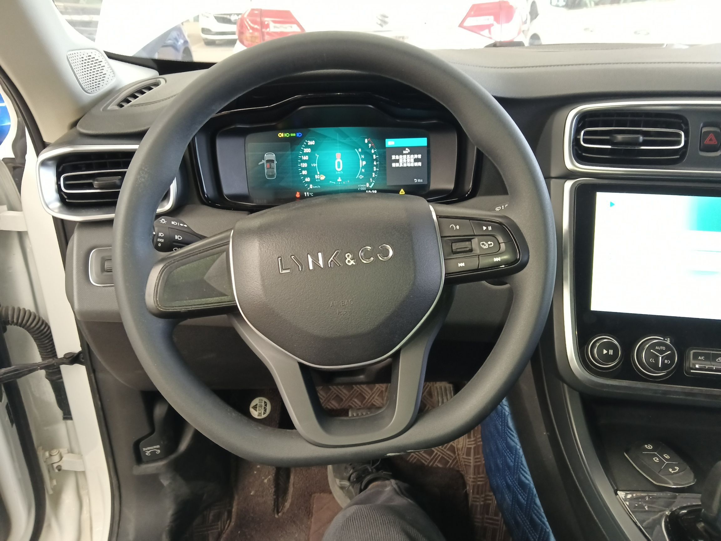 Lynk & Co 01 2019 thumb 10