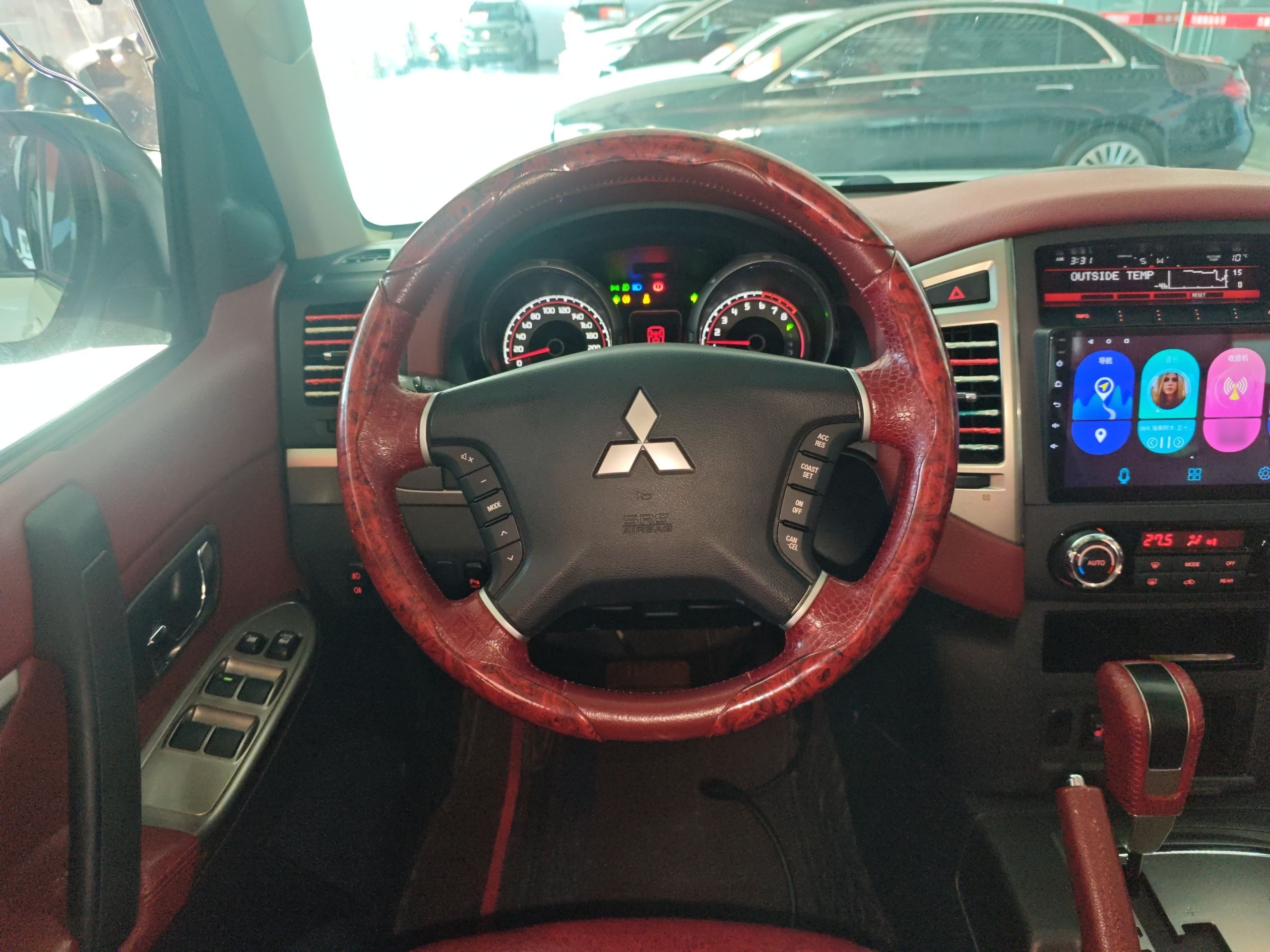 Mitsubishi Pajero 2019 thumb 10