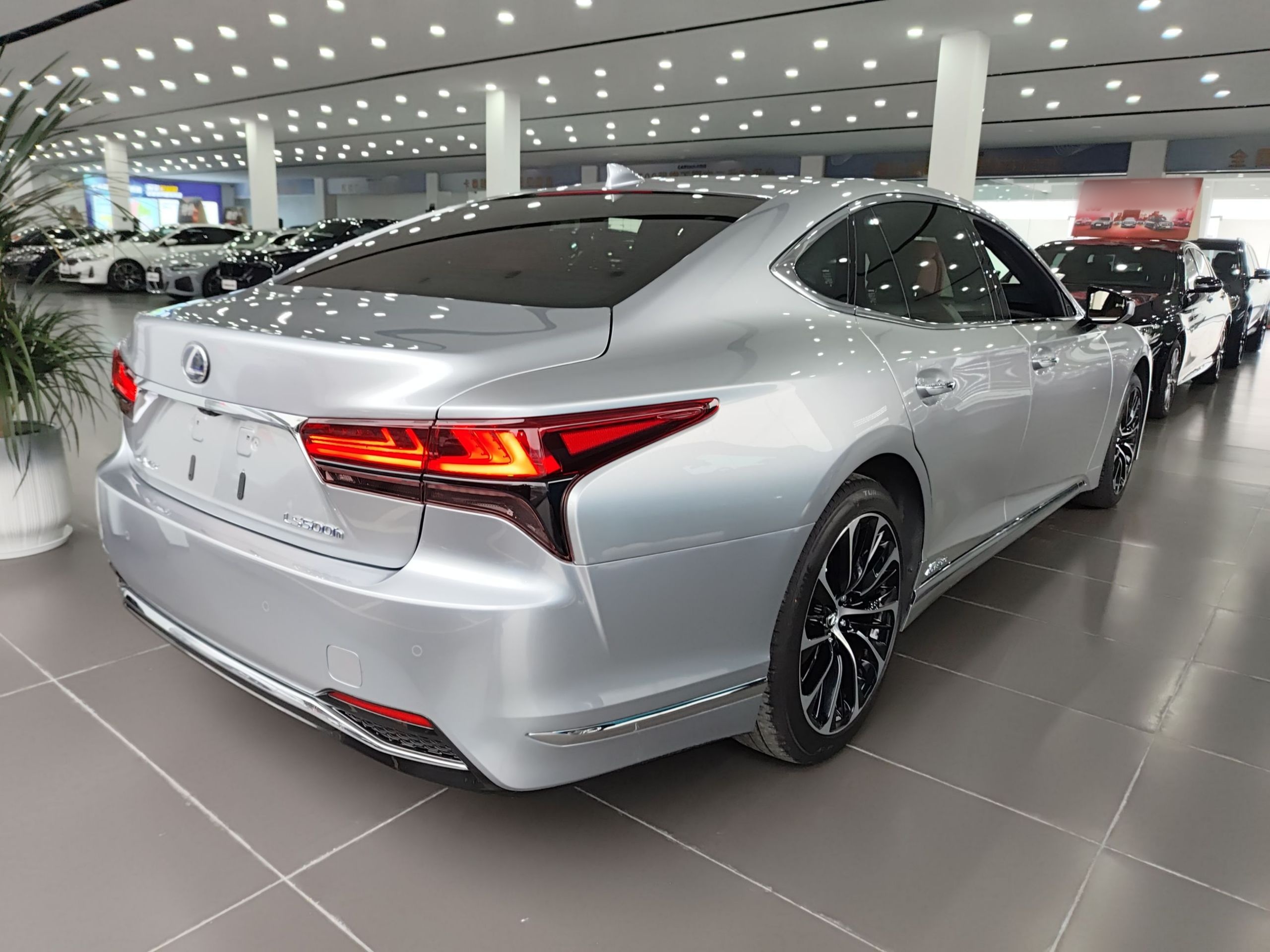 Lexus LS 2021 thumb 4