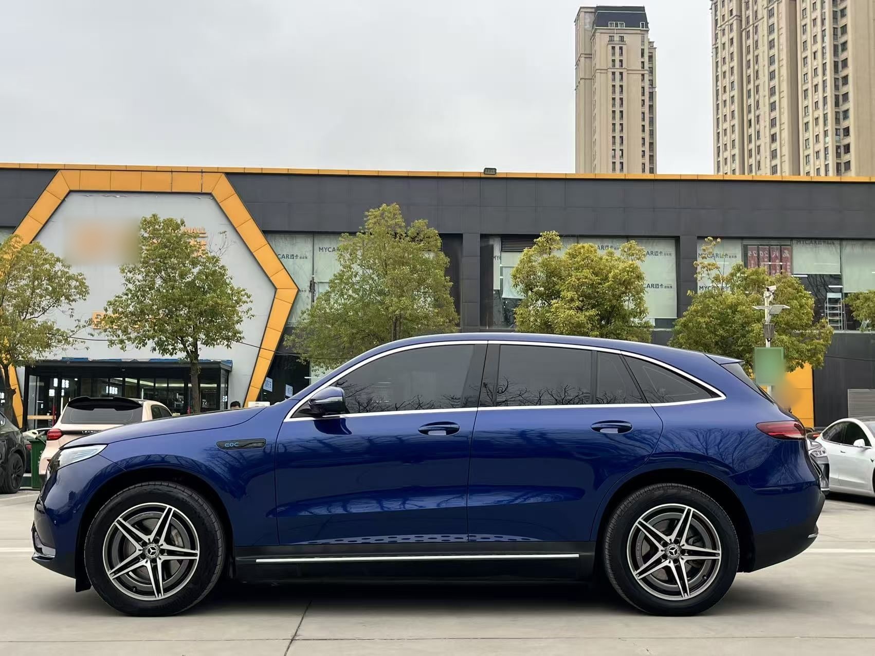 Mercedes-Benz EQC 2021 thumb 11