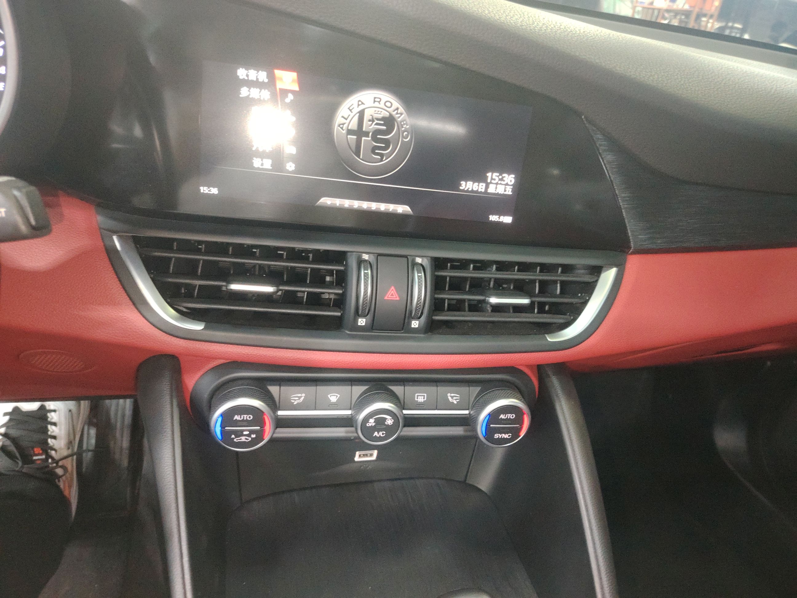 Alfa Romeo Giulia 2019 thumb 12