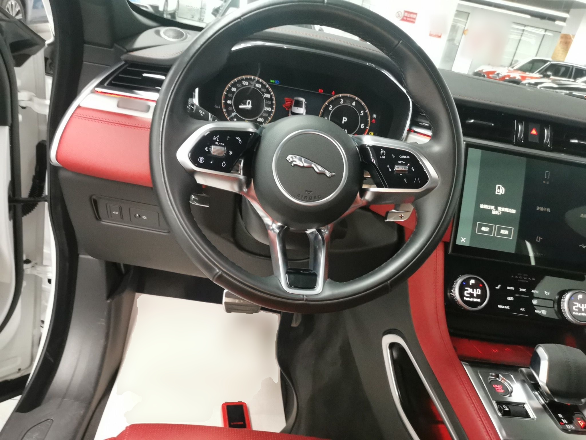 Jaguar F-Pace 2025 thumb 10