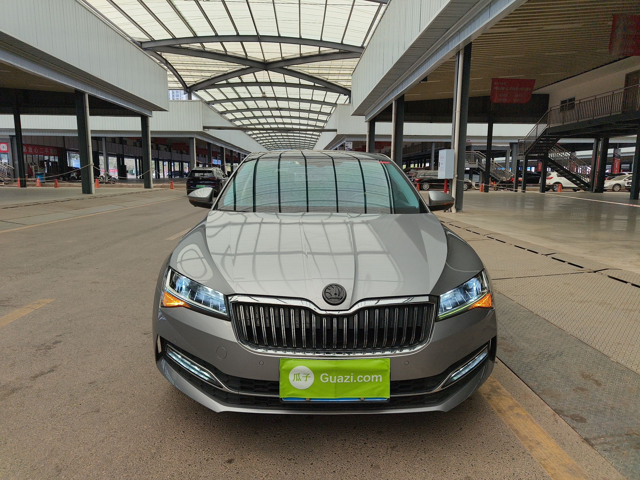 Skoda Superb 2022 thumb 2